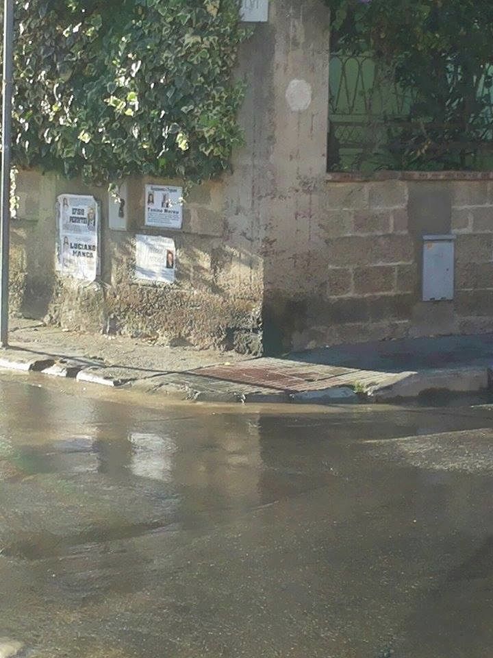 Quartucciu, fiume d’acqua attorno a piazza Sunda: il bene comune sprecato