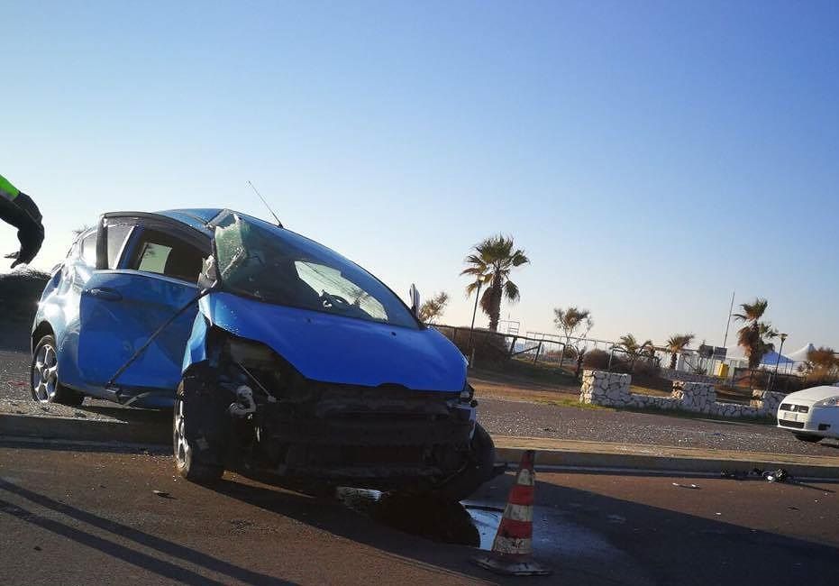 Carambola al Poetto, auto finisce su un palo: ferita una ragazza