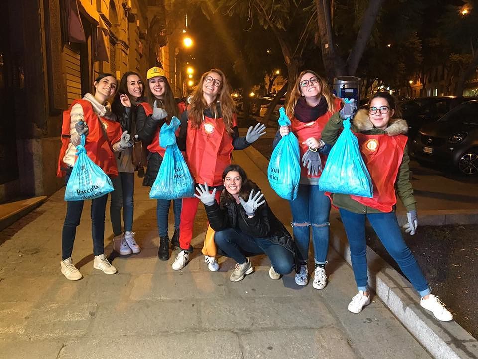 Cagliari, i giovani nella notte ripuliscono le aiuole del Largo e battono gli incivili