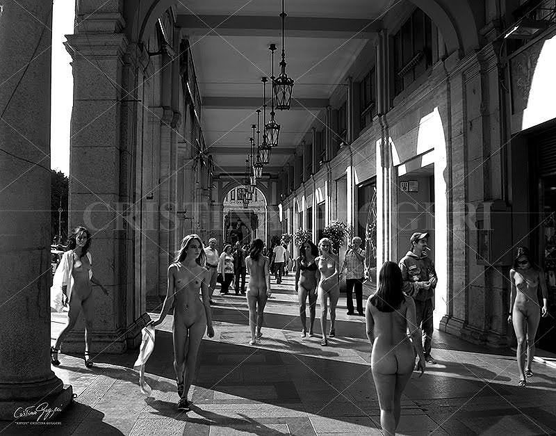 Progetto fotografico: donne nude in giro per Cagliari