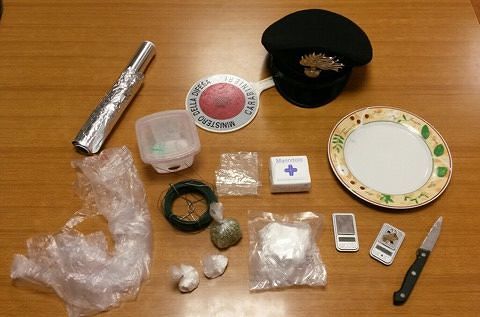 In casa marijuana, cocaina e il kit dello spaccio: nei guai 45enne di Monserrato