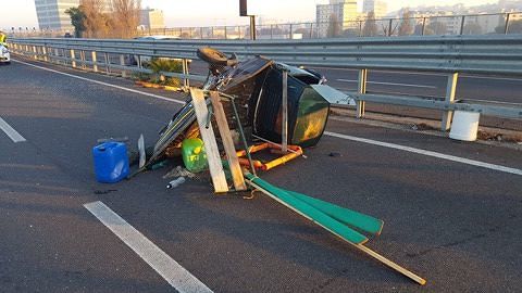 Due incidenti sul raccordo della 195, un tamponamento poi un camion sbanda: strada in tilt
