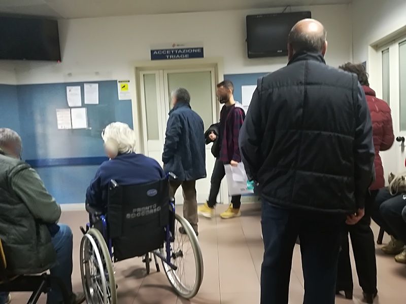 Santissima Trinità, file e lamentele nel mini pronto soccorso: “Col caldo diventa un forno”