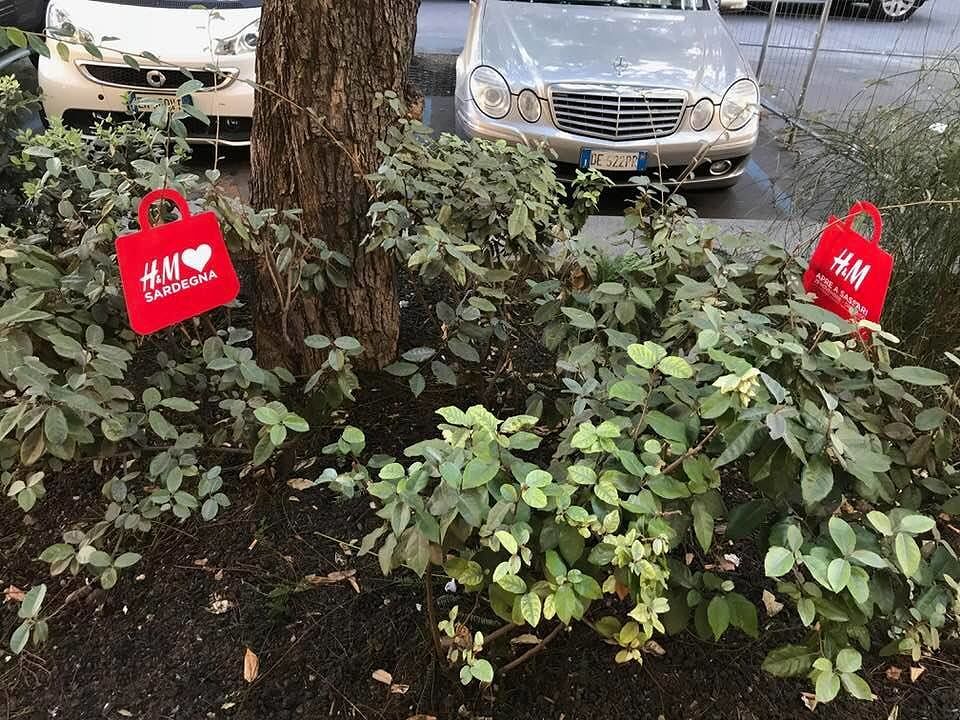H&M, pubblicità nel Largo: “Scorrettezza nei confronti dei commercianti cagliaritani”