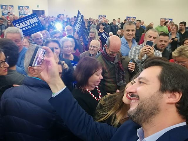 Sardi pazzi per Salvini, selfie mania con Matteo: “Grazie Cagliari, andiamo a governare”