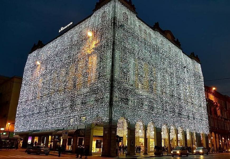 Cagliari, via alle luminarie ma il Natale si accende per ora solo a metà