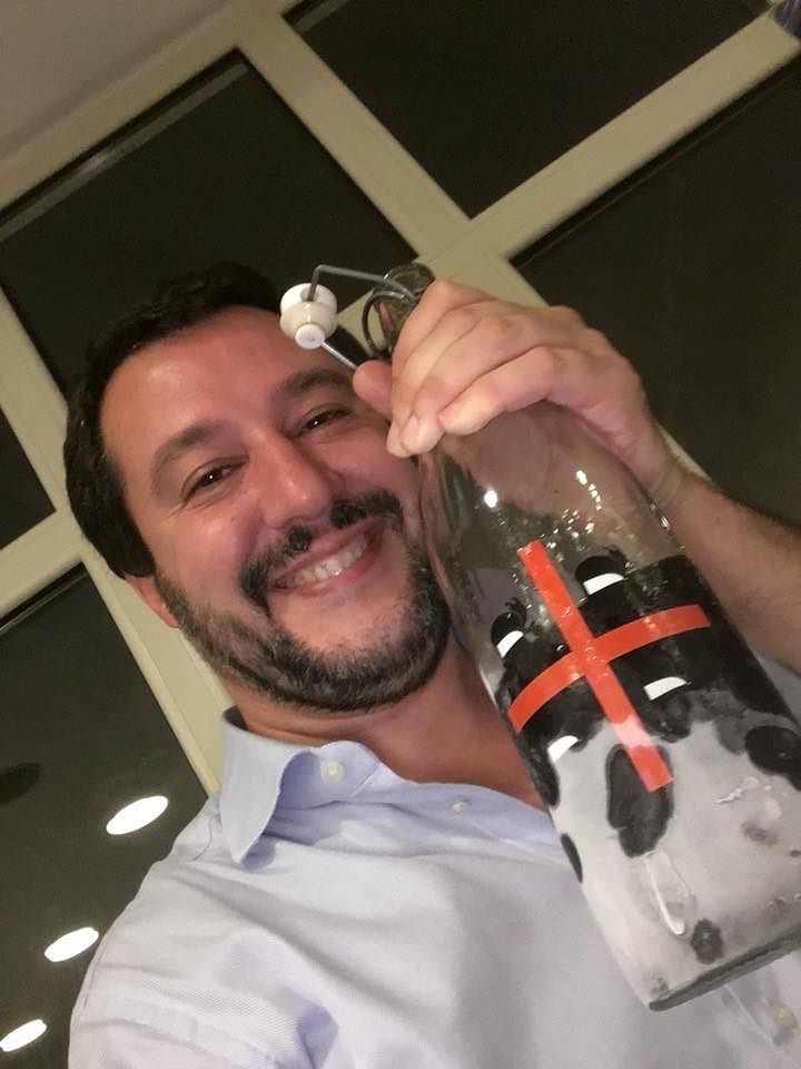 Salvini a Cagliari riempie la fiera e brinda col mirto, i sardi si insultano sui social