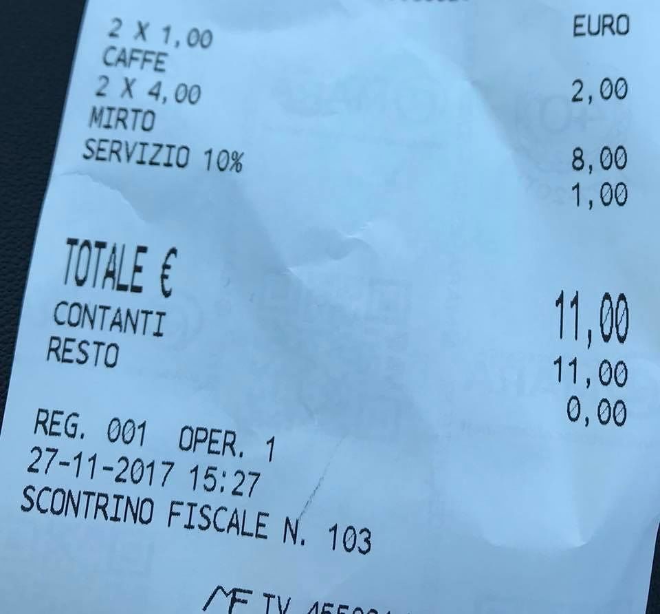 “Due caffè e due liquirizie al Poetto, 11 euro più il servizio: conto salatissimo”