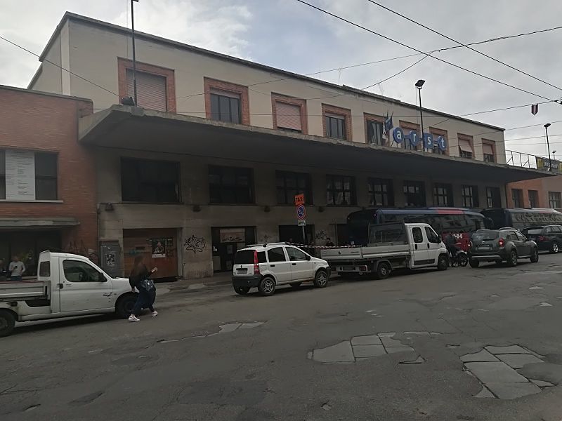 Arst, la denuncia di un pendolare: “Sedili rotti e pioggia che entra dentro i bus”