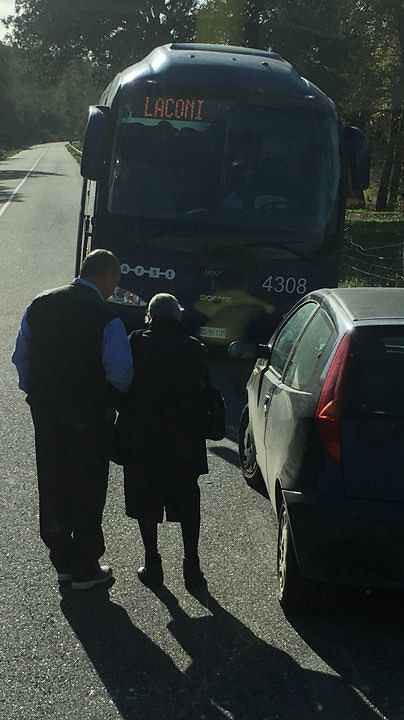 Sardegna, i due autisti gentili dell’Arst che prendono a braccetto una vecchietta