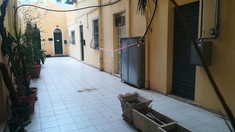 Barbiere aggredito a Cagliari, strappati orecchini e piercing. Gli abitanti: “Abbiamo paura”