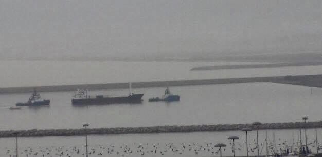 Cagliari, nave allo sbando nel golfo: “Quella delle armi degli americani ai terroristi”