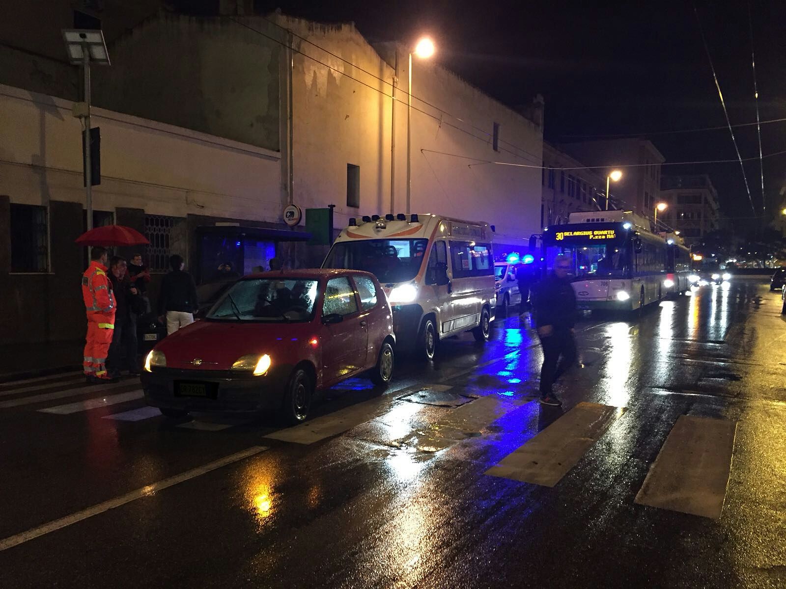 Via San Benedetto, 42enne investita sulle strisce pedonali: è ferita