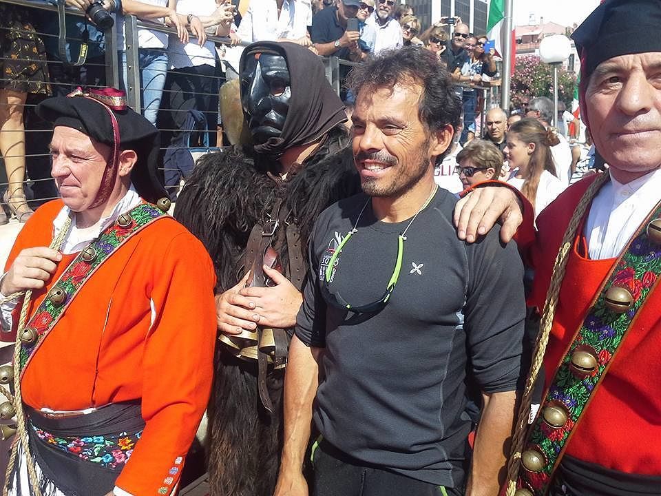 Il “Mamuthone e Issohadore ad honorem” al navigatore oceanico Gaetano Mura