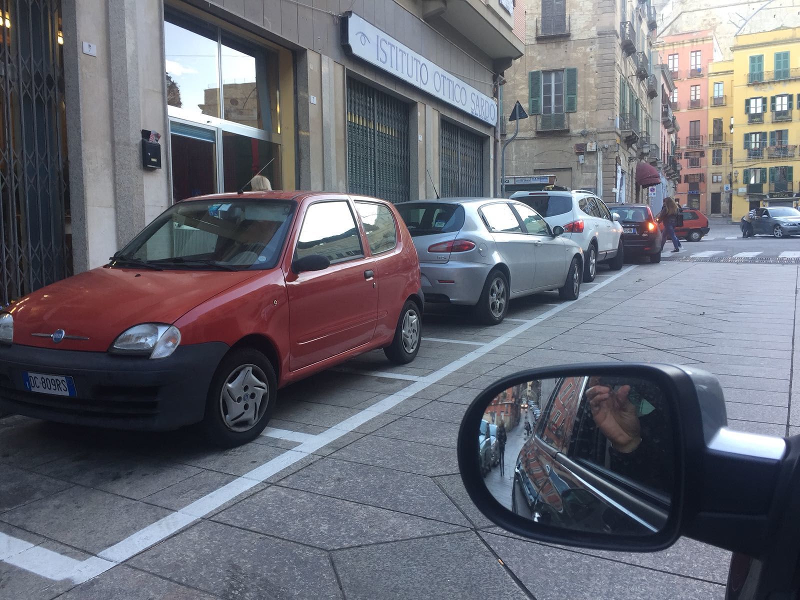 Caos parcheggi in via Azuni, auto in sosta negli spazi riservati ai ciclomotori