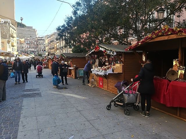 Cibo e artigianato in pura “atmosfera nordica”: a Cagliari aprono le casette di Natale