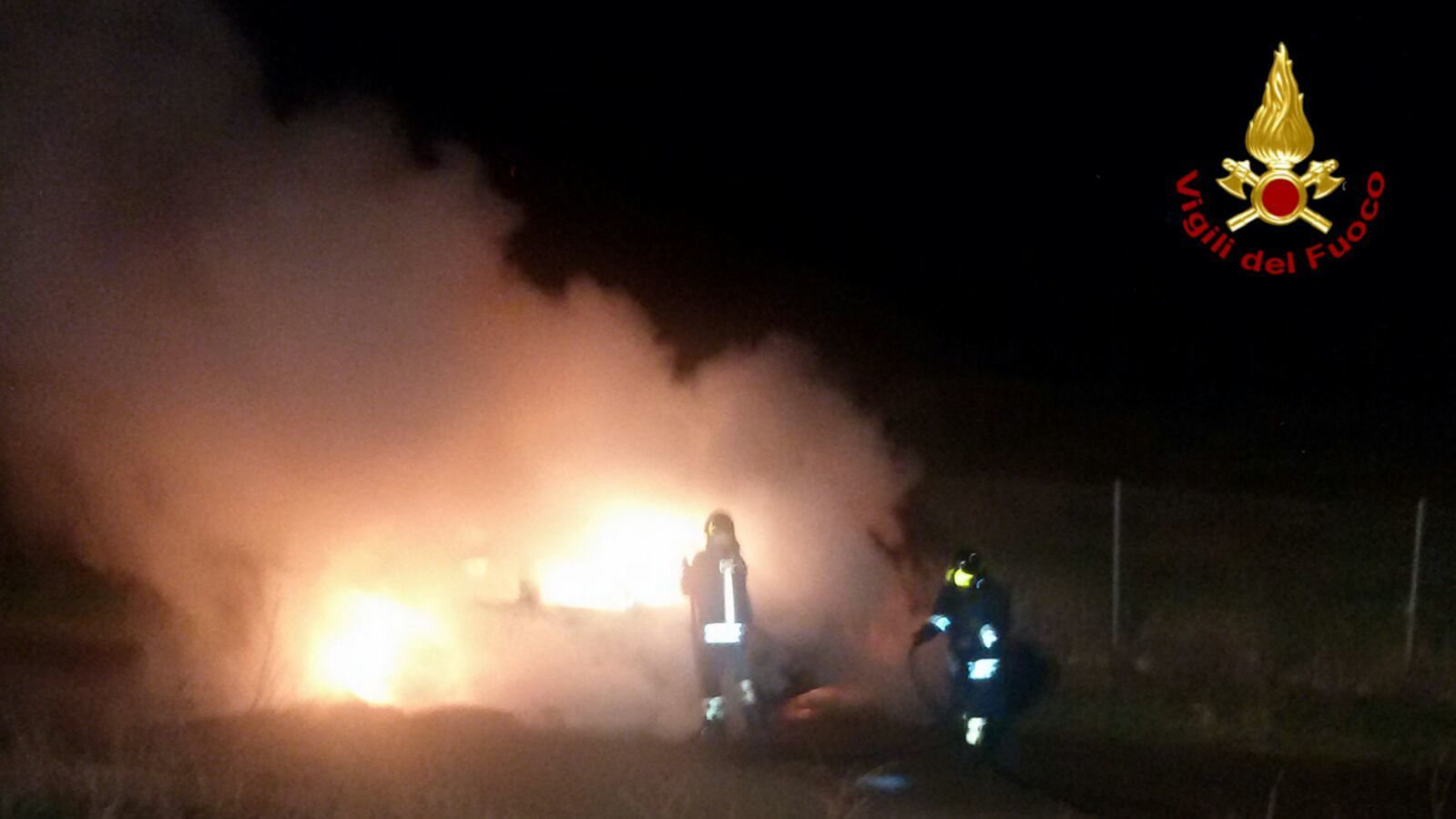 Assemini, auto a fuoco nella notte: paura sulla statale 130