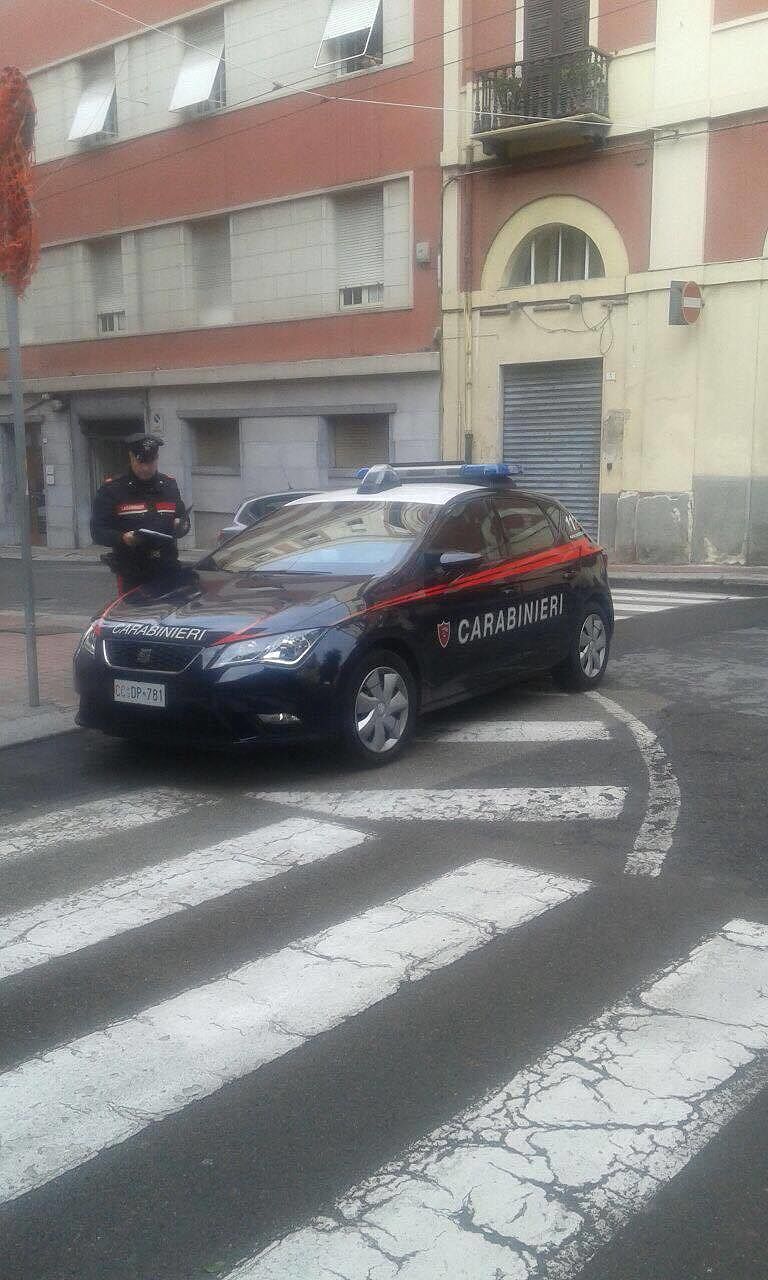 Cagliari, ruba una catena e un anello d’oro da un negozio: in manette un gambiano
