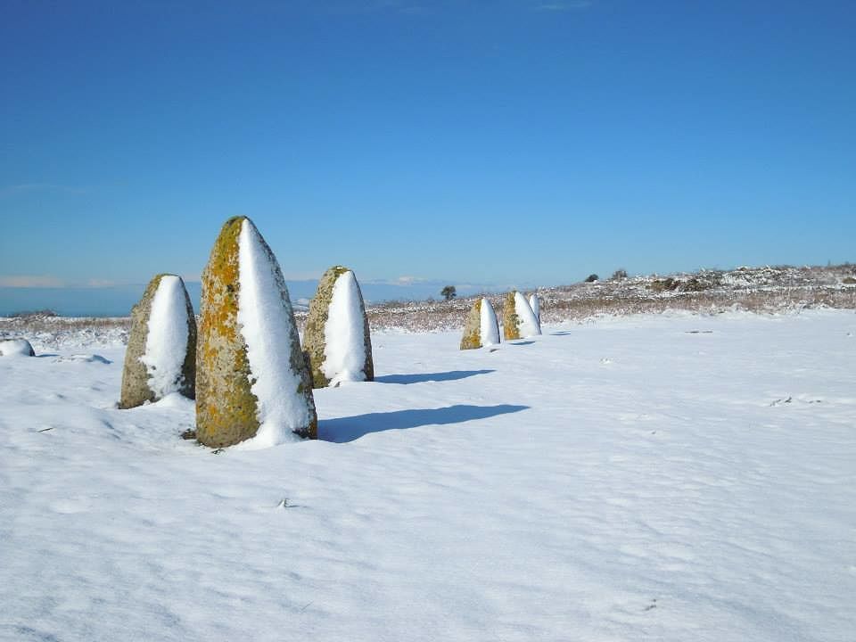 Spettacolo a Macomer, la neve imbianca i betili e l’area archeologica di Tamuli