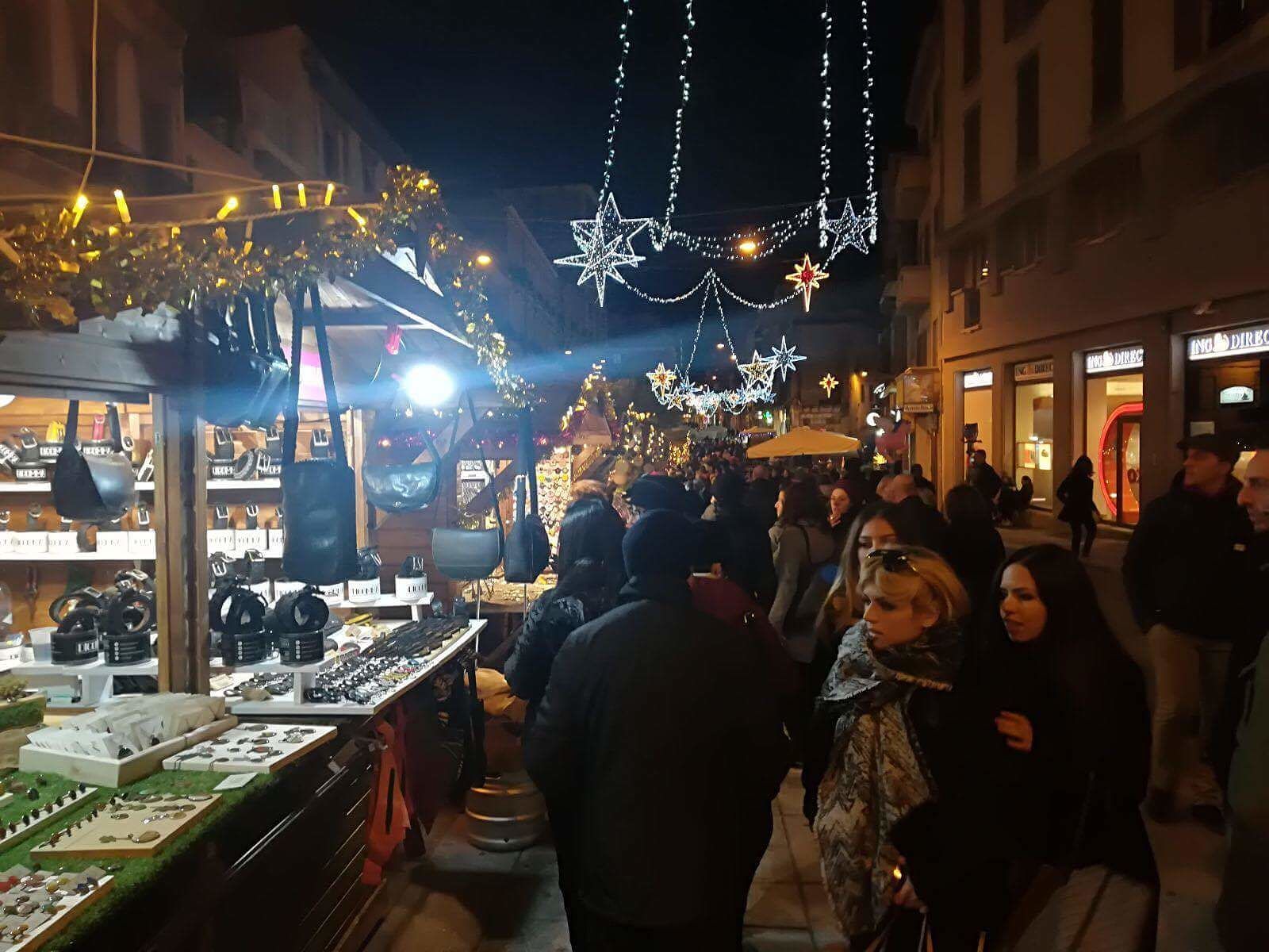 Cagliari, pazzi per le casette di Natale. Acquisti e selfie:”Così combattiamo il freddo”