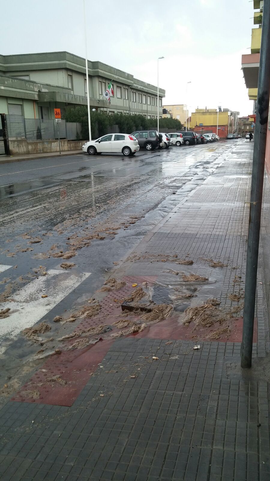 Pirri, intrappolati in casa per colpa di una fogna che esplode: “Ora basta”