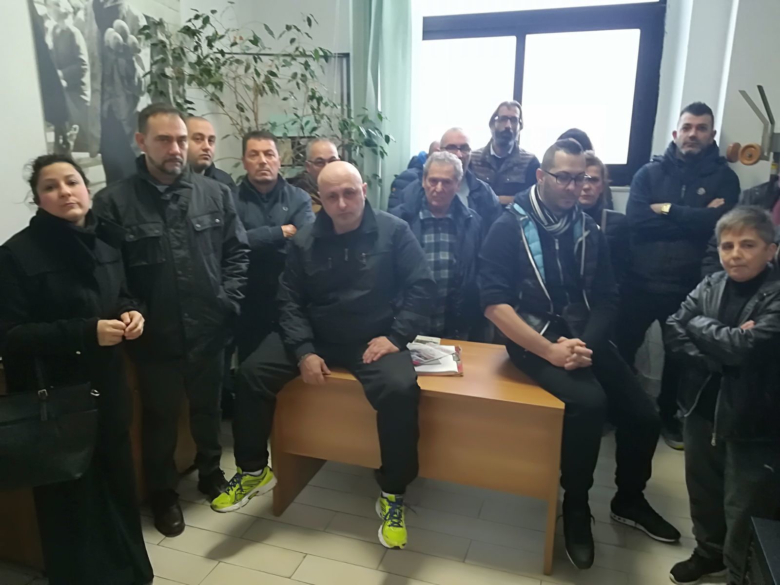 “Troppi abusivi,siamo alla fame:mercato occupato”.Clamorosa protesta in via Quirra