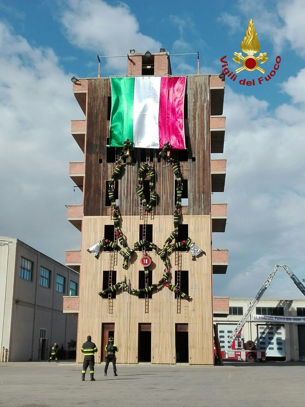 Cagliari, i vigili del fuoco festeggiano Santa Barbara con parate ed esercitazioni