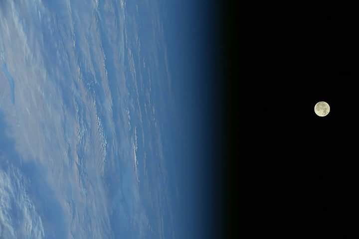 Lo spettacolo della SuperLuna visto dallo spazio