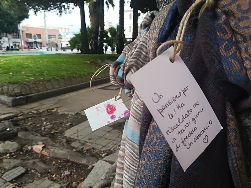Decine di sciarpe “sospese” in piazza Matteotti: la bella iniziativa per i poveri della città