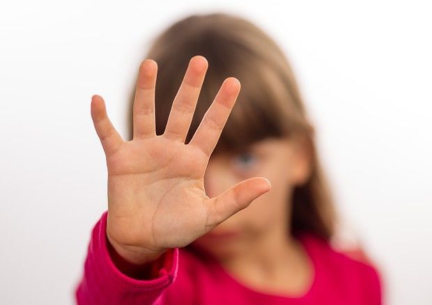 Cagliari, baci sul collo e carezze spinte: condannato maestro “orco”