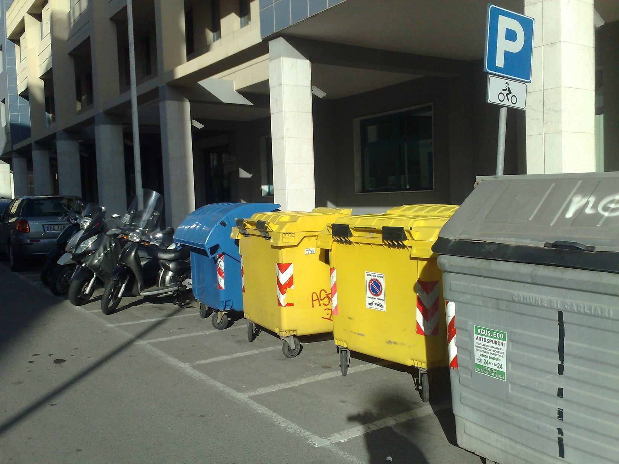 Cagliari, dopo i lavori della fibra ottica la beffa dei cassonetti per chi guida in scooter