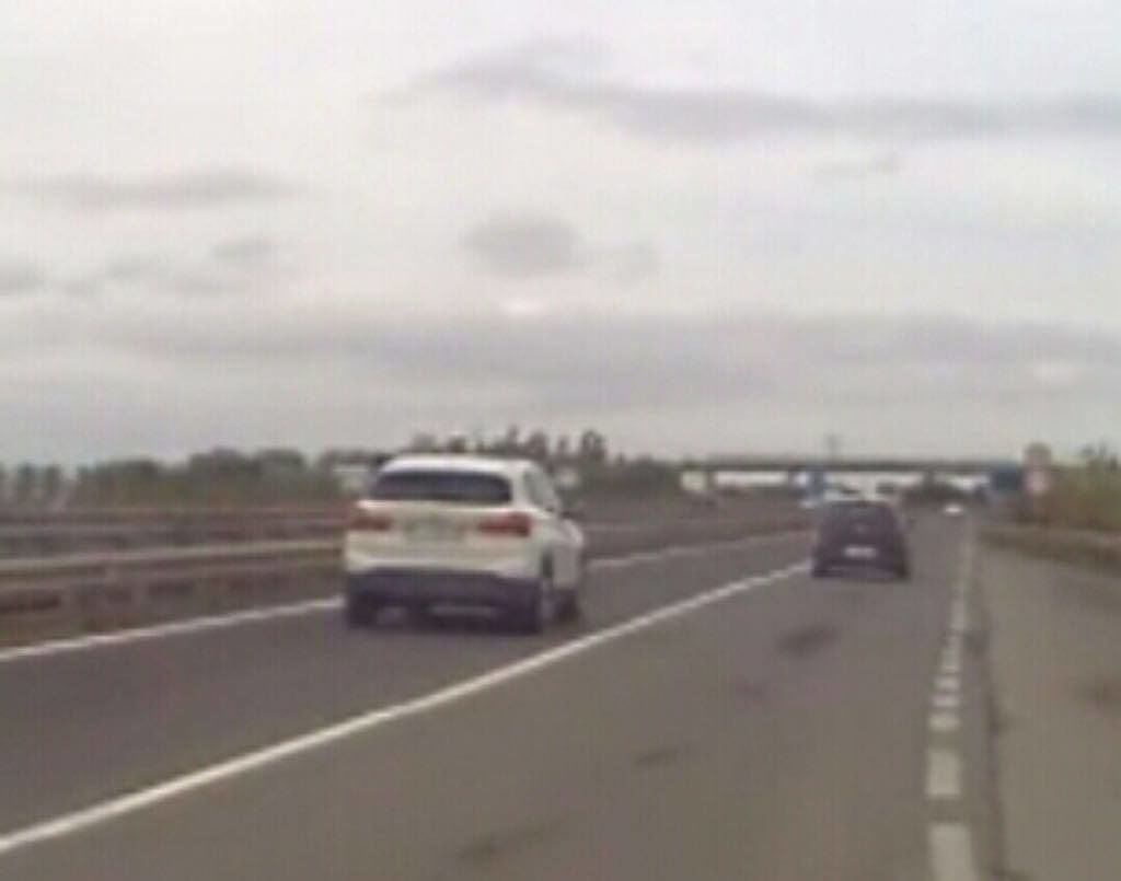 San Sperate, follia sulla 131: Bmw contromano a tutta velocità, scontro frontale sfiorato