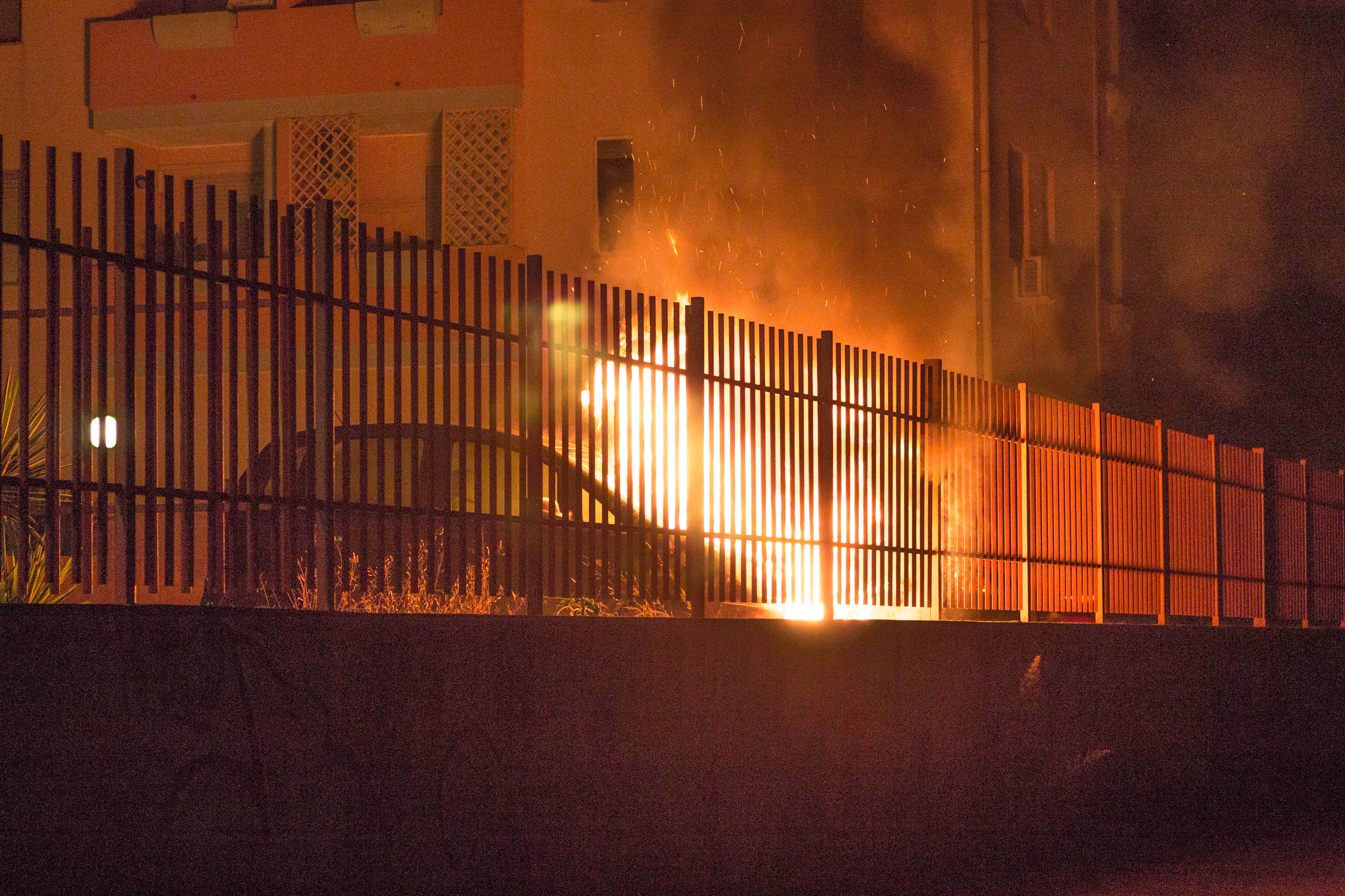 Selargius, auto in fiamme nella notte davanti all’hotel dell’accoglienza ai migranti