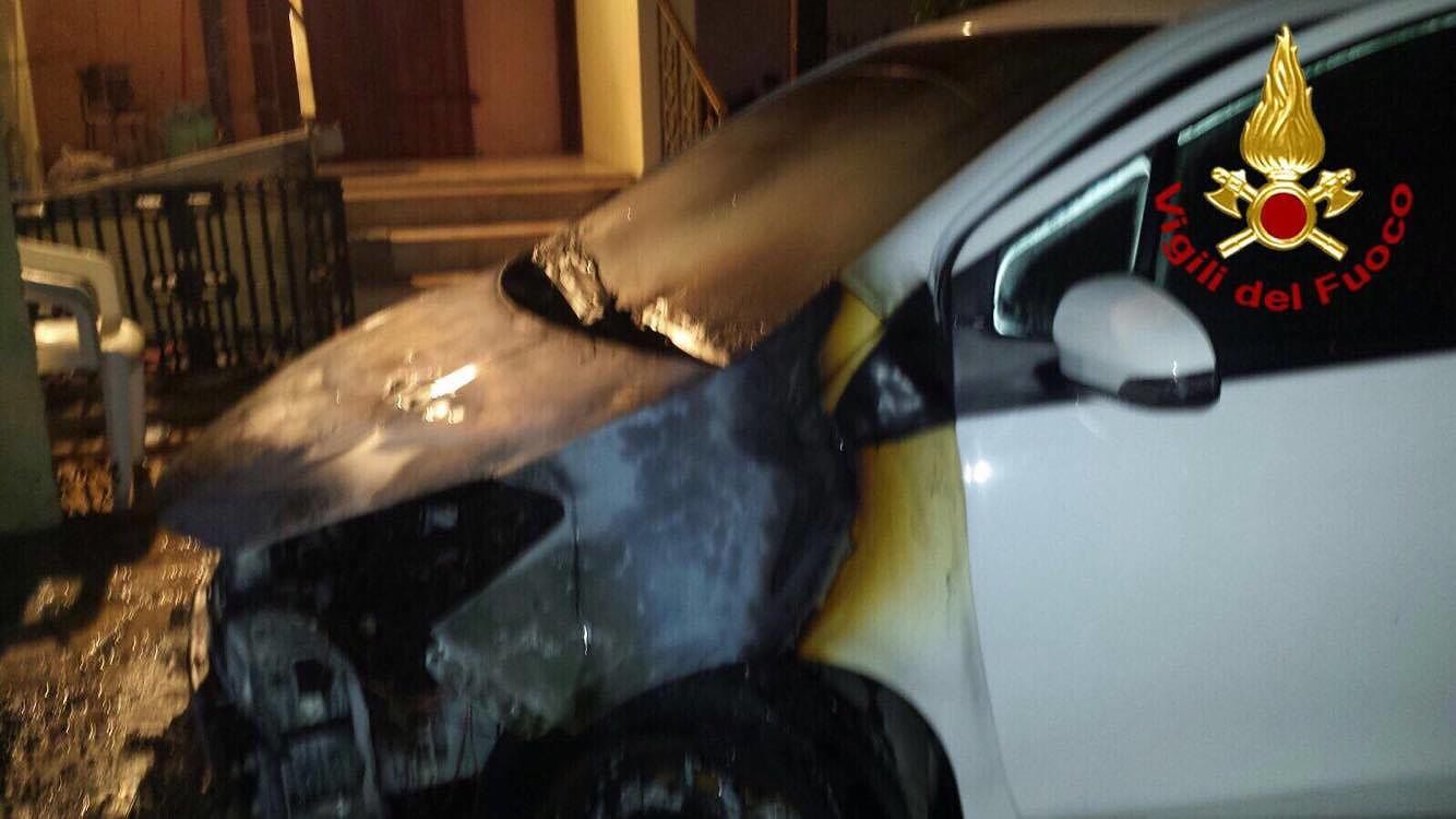 Tragedia a Orosei, colto da malore muore mentre l’auto va a fuoco