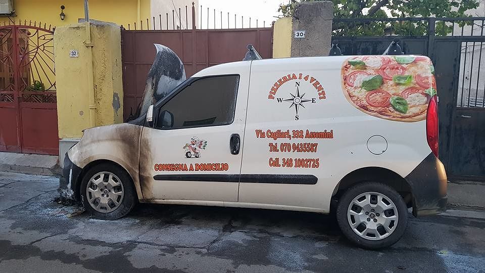 Assemini, attentato contro auto del titolare di una pizzeria: “Vado avanti, io sono onesto”