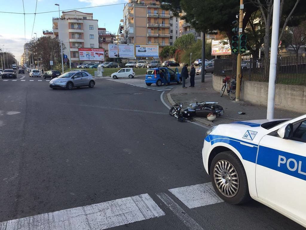 Viale Marconi, Panda guidata da un 78 enne investe la moto di un’insegnante: volo nell’asfalto