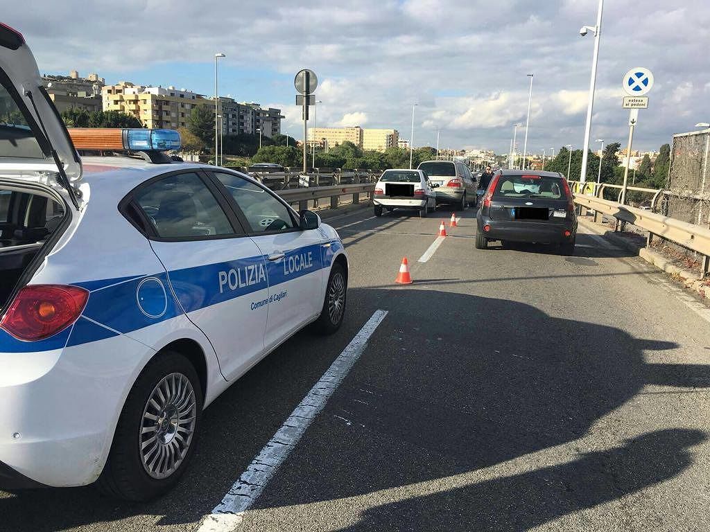 Cagliari, maxi tamponamento sull’Asse mediano: 5 auto coinvolte, traffico in tilt