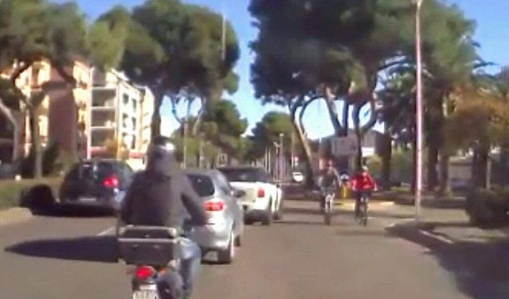 Cagliari, ciclisti contromano in viale Diaz: non sgarrano solo gli automobilisti (VIDEO)