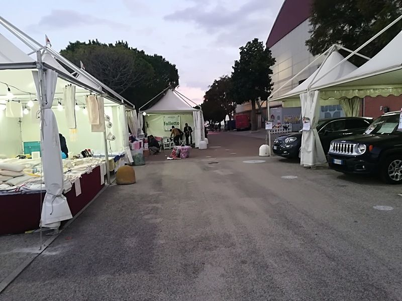 Fiera Natale, 2 padiglioni e qualche stand: “Anche 800 euro per 16 metri quadri”