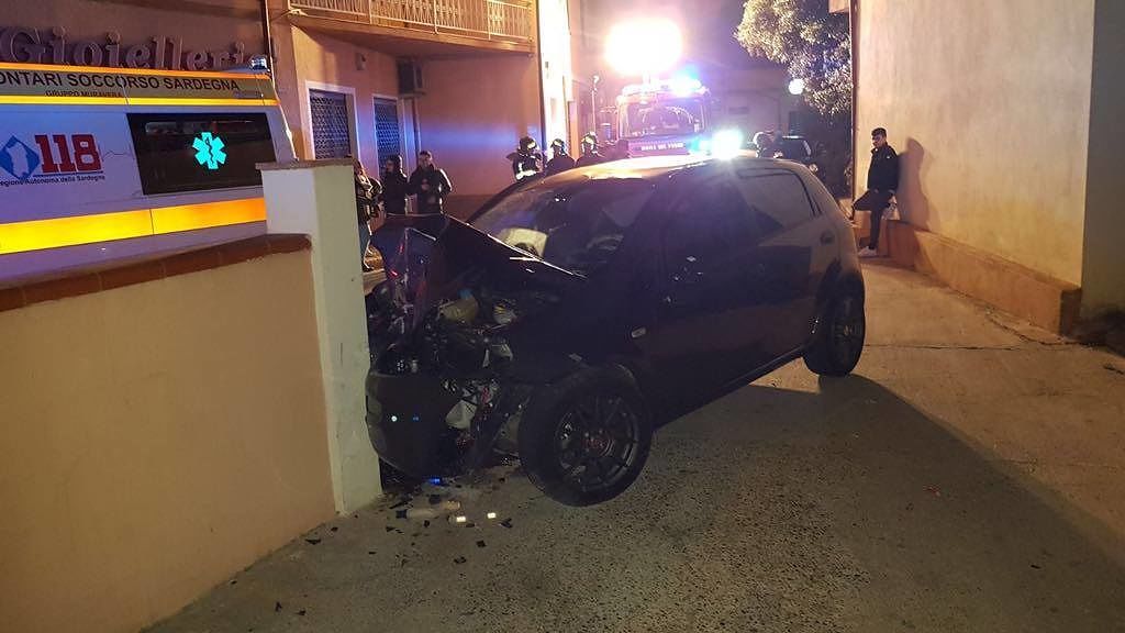 San Vito, auto si schianta contro un muro nella notte: quattro ragazzi coinvolti