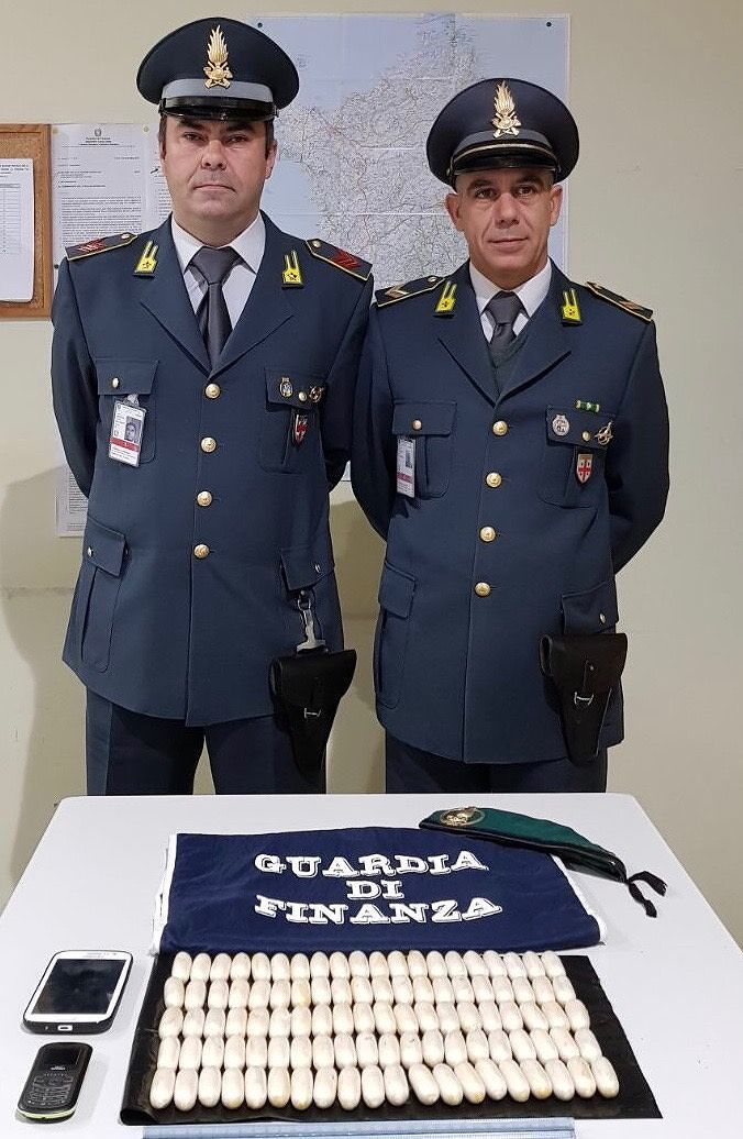 Cagliari, un chilo di eroina nello stomaco: arrestato corriere della droga all’aeroporto