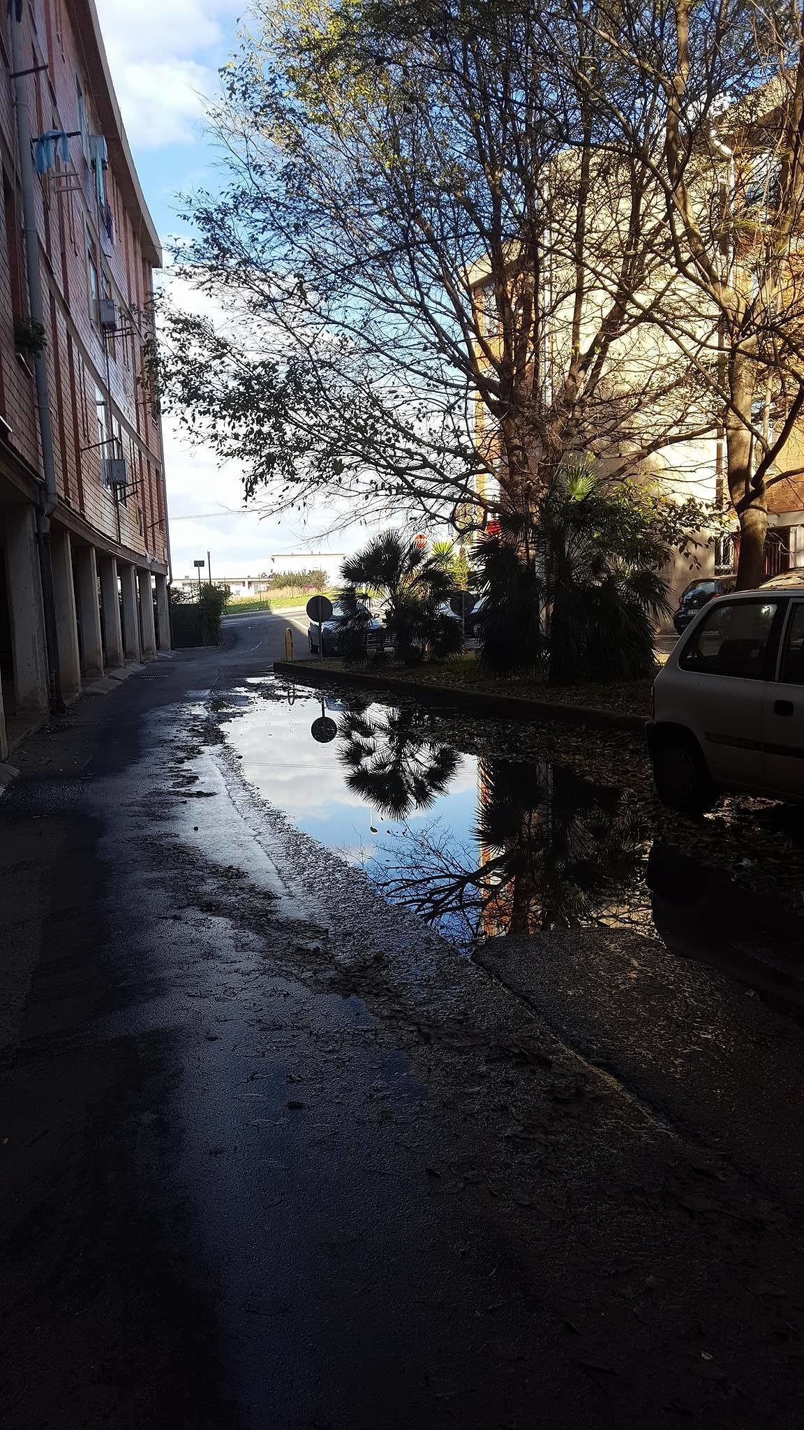 Cagliari, via Paganello invasa dai liquami: residenti in ostaggio da mesi