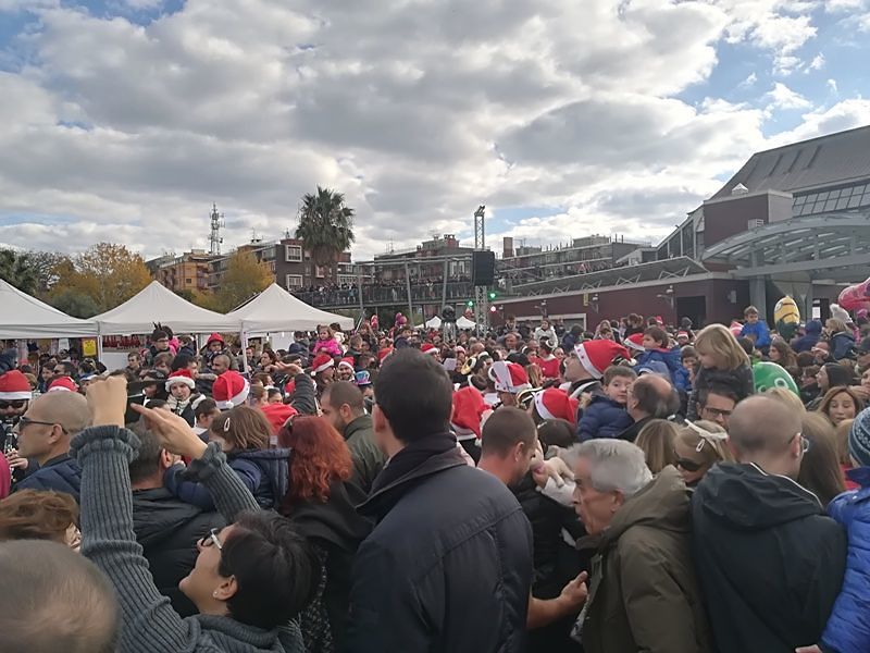 Maxi parata di Babbo Natale, record a Cagliari: boom di presenze al Parco della Musica
