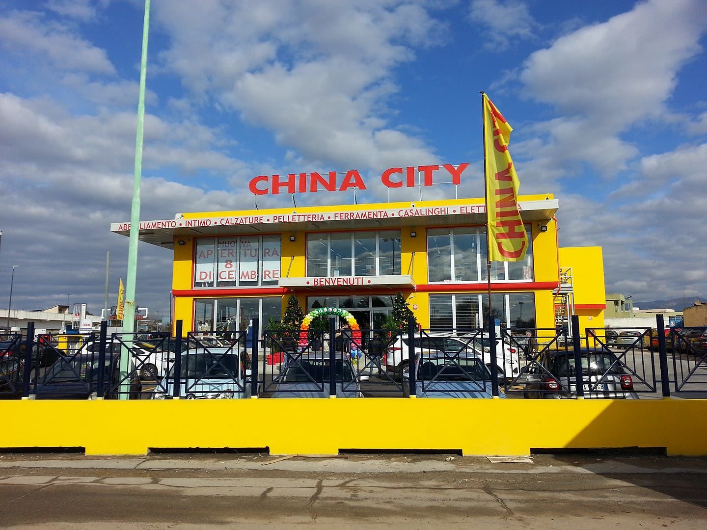 Statale 554, apre il nuovo megastore cinese: addio Bricosarda, assalto dei curiosi