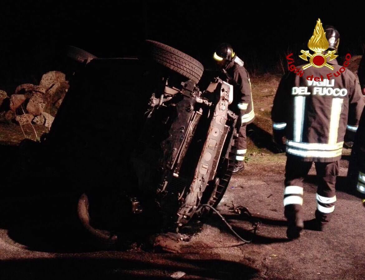 Incidente nella notte a Orotelli: auto si ribalta, feriti tre giovani