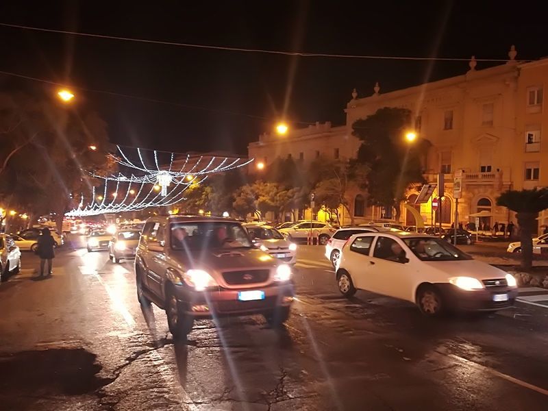 Cagliaritani “prigionieri” delle auto: non cambiano abitudine neanche sotto Natale