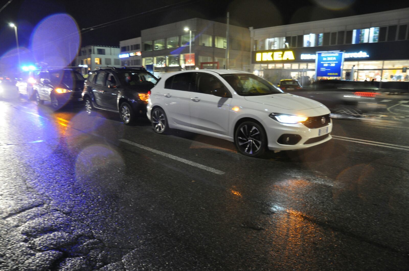 Tamponamento a catena in viale Marconi, ferite lievi per due donne