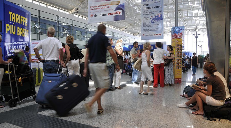 Cagliari, all’aeroporto passeggeri bloccati e niente cena: “Quattro ore a Elmas senza un panino”