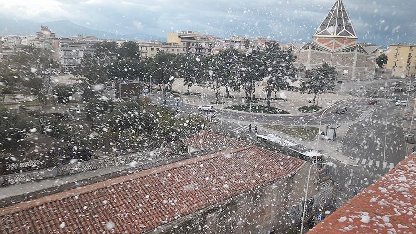 Cagliari, la splendida “finta nevicata” che fa impazzire San Michele