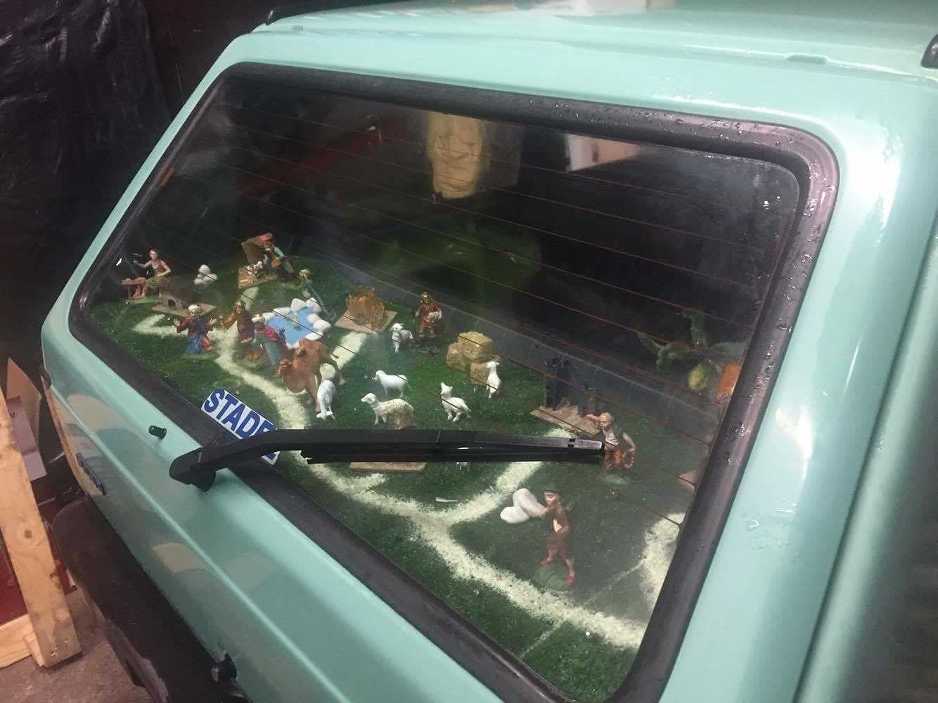 Macomer, metti il presepe nel vecchio Pandino: la fantasia al potere del Natale